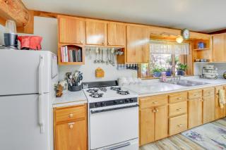 Libby Home with Mountain Views Gazebo and Fire Pit! - Libby - 5
