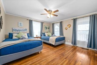 Memories on Madison - Entire Home w/ Game Room & Outdoor Fire Pit (102 Madison Ter) - Clarksville - 4