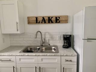 Cozy Cottage • 2 King Beds • Grove • Kayaks • Washer/Dryer - Grove - 6