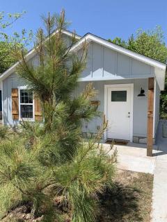Cozy Cottage • 2 King Beds • Grove • Kayaks • Washer/Dryer - Grove - 3