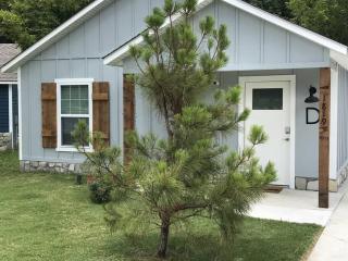 Cozy Cottage • 2 King Beds • Grove • Kayaks • Washer/Dryer - Grove - 1
