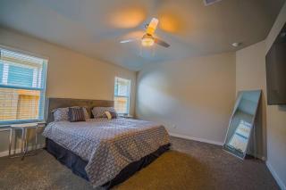 Stunning 3 Bedroom, 2 Bath Close to Everything! - Houston - 2