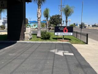 Studio 6 Suites Delano, CA - 2