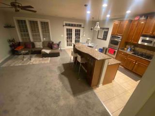 Open Floor Plan, Spa Tub, Fully Stocked Kitchen, King Bed - Frederick - 4