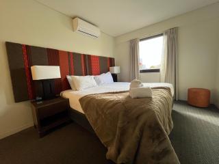420 Spacious City Sanctuary Poolgym 2x2 - Perth - 9