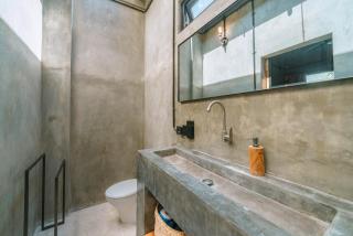 Villa Konkrete - 3BR - Tropical Hideaway Rooftop 15mins to The Beach - Kerobokan - 5
