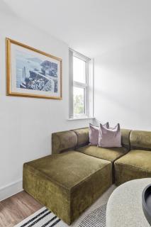 Luxurious 2 Bedroom Apartment with Free Parking - Chelmsford - 1