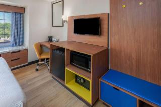 Days Inn & Suites by Wyndham Greeley - Greeley - 4