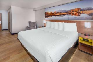Days Inn & Suites by Wyndham Greeley - Greeley - 1