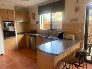 Bright Fremantle Townhouse with Courtyard & Balcony Parking for 2 Cars Walk to markets and other attractions 3BR 3BA - 5