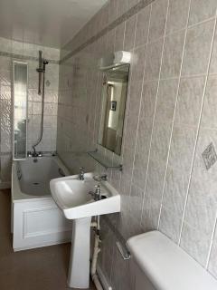 Holland Arms Hotel - Llangristiolus - 1