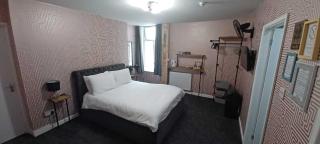 Vinnie's Family Hotel - 6