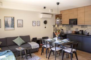 ENJOYHARRACHOV - Atraktivní slunný klimatizovaný apartmán 14 v centru se saunou, parkováním, Wifi-WLAN, SAT, herní konzolí, PC s win 10, Netflix zdarma a možností dobíjení auta s výhledem na Čertovu horu se skokanskými můstky jen 150m od lanovky - 6