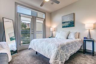 Luxury Condo facing RiverWalk Free Parking Pet Friendly Centrally Located - San Antonio - 9
