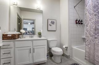 Luxury Condo facing RiverWalk Free Parking Pet Friendly Centrally Located - San Antonio - 7