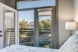 Luxury Condo facing RiverWalk Free Parking Pet Friendly Centrally Located - San Antonio - 6