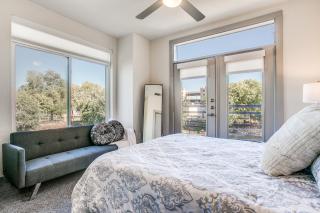 Luxury Condo facing RiverWalk Free Parking Pet Friendly Centrally Located - San Antonio - 5