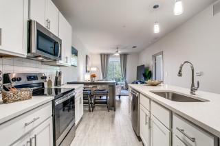 Luxury Condo facing RiverWalk Free Parking Pet Friendly Centrally Located - San Antonio - 3