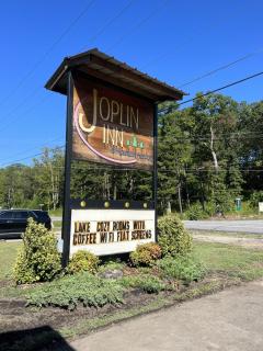 JI9, a Queen Guest Room at the Joplin Inn at entrance to the resort Hotel Room - 4