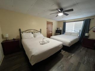 JI7, A Queen Guest Room at the Joplin Inn at entrance to the resort Hotel Room - Mount Ida - 0