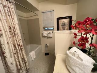 JI13- ,A two bedroom, one bath house with den, covered outdoor dining area and fenced in yard at our Joplin Inn home - Mount Ida - 6