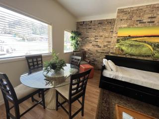 JI13- ,A two bedroom, one bath house with den, covered outdoor dining area and fenced in yard at our Joplin Inn home - Mount Ida - 3