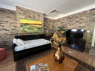 JI13- ,A two bedroom, one bath house with den, covered outdoor dining area and fenced in yard at our Joplin Inn home - Mount Ida - 9