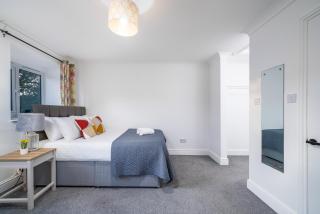 COZY 3 Bed House With Garden & Parking in Rochester, Kent Mins to Train Station, WiFi - 3