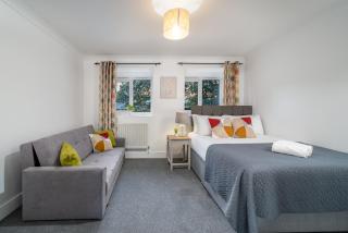 COZY 3 Bed House With Garden & Parking in Rochester, Kent Mins to Train Station, WiFi - 5