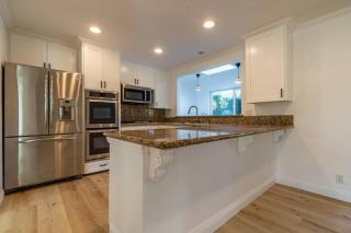 Modern 3 King Beds, Beautiful Large Backyard, WFH, Long Stays, Waterfall, WI-FI, FWY, 25 mins to Beach - Thousand Oaks - 4