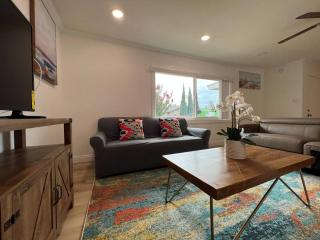 Modern 3 King Beds, Beautiful Large Backyard, WFH, Long Stays, Waterfall, WI-FI, FWY, 25 mins to Beach - 1