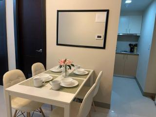 Tropical 1BR Uptown Parksuites BGC, 200mbps Smart TV - Manila - 8