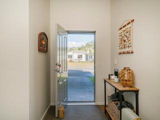 Hawk Hill Getaway - Cooks Beach Holiday Home - 5