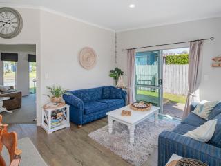 Hawk Hill Getaway - Cooks Beach Holiday Home - 3