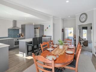 Hawk Hill Getaway - Cooks Beach Holiday Home - Cooks Beach - 1