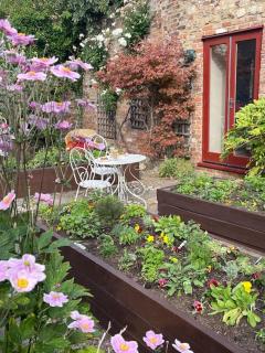 Centre of town House 3 Bedrooms Sleeps 5 and Infant Free Onsite Parking 2 Cars - 0