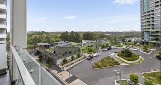 Comfortable Living - NO PARTIES- 3 Bedroom sleeps 6, parking, pool, other amenities - Near Showgrounds - 0