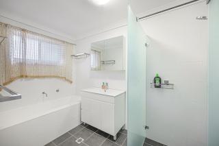 Bankstown Next to Westfield! Lovely 3 Br Townhouse - Bankstown - 2