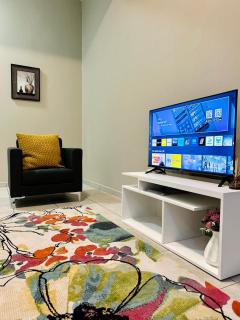 Neat and cozy apartment in central Rosebank with unlimited Wi-Fi and backup power - Johannesburg - 9