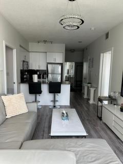 Newly updated 2BR, 2Bath & Den in Downtown Toronto beside Union Station & Scotia Bank Arena! - Toronto - 1