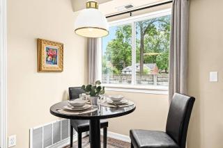 1st Floor 1BR Flat, King Bed, End Unit - Roseville - 8