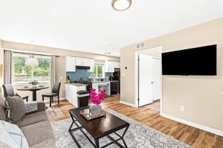1st Floor 1BR Flat, King Bed, End Unit - Roseville - 6