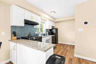 1st Floor 1BR Flat, King Bed, End Unit - Roseville - 3