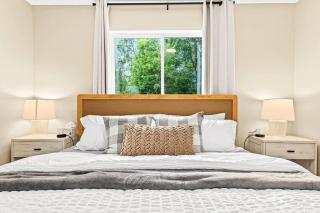 1st Floor 1BR Flat, King Bed, End Unit - 2