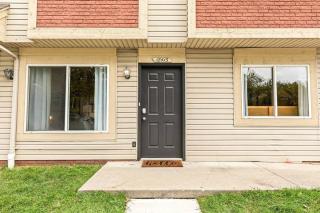 1st Floor 1BR Flat, King Bed, End Unit - 1