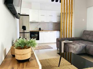 2 Bedroom Family Apartment with Free Parking - Salonicco - 0