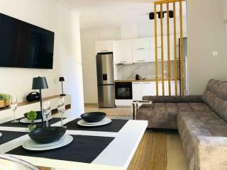 2 Bedroom Family Apartment with Free Parking - Salonicco - 0