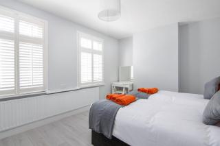 Modern 3 Bed Home in Croydon Sleeps 6 - 4