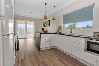 Mid Century 4 Bedroom Getaway in Barossa Vineyard - 7