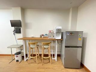Modern 5-Bedroom Townhome near MRT and Local Charm - Bangkok - 8